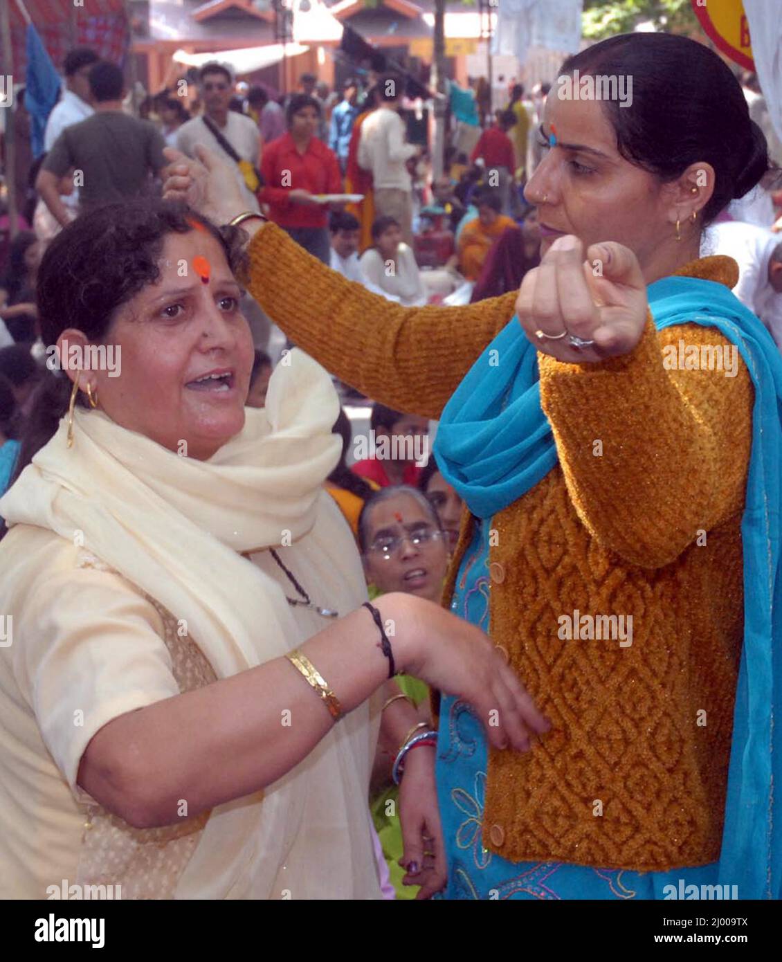 Une femme hindoue cachemirienne, ou Pandit, danse lors d'un festival annuel dans un sanctuaire à Khirbhawani, à 30 km à l'est de Srinagar. Chaque année, des milliers d'hindous cachemiriens déplacés, connus sous le nom de Pandits au Cachemire, se réunissent au sanctuaire Saint de l'État indien rétif de Jammu-et-Cachemire pour prier pour la paix et leur retour rapide à la maison. Plus de 200 000 hindous ont fui leurs foyers lorsqu'une rébellion armée a éclaté dans la région de l'Himalaya à la fin de 1989. Cachemire, Inde. 11 juin 2008. Banque D'Images