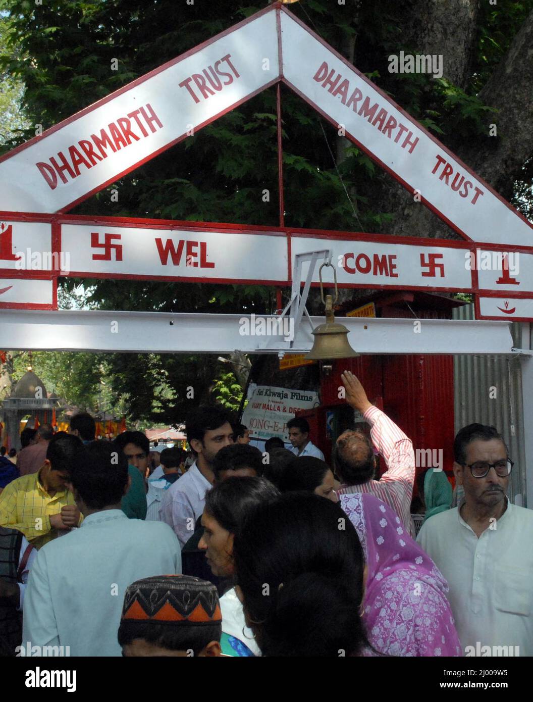 Les Hindous de Kashmiri, ou Pandits, prient lors d'un festival annuel dans un sanctuaire à Khirbhawani, à 30 km à l'est de Srinagar. Chaque année, des milliers d'hindous cachemiriens déplacés, connus sous le nom de Pandits au Cachemire, se réunissent au sanctuaire Saint de l'État indien rétif de Jammu-et-Cachemire pour prier pour la paix et leur retour rapide à la maison. Plus de 200 000 hindous ont fui leurs foyers lorsqu'une rébellion armée a éclaté dans la région de l'Himalaya à la fin de 1989. Cachemire, Inde. 11 juin 2008. Banque D'Images