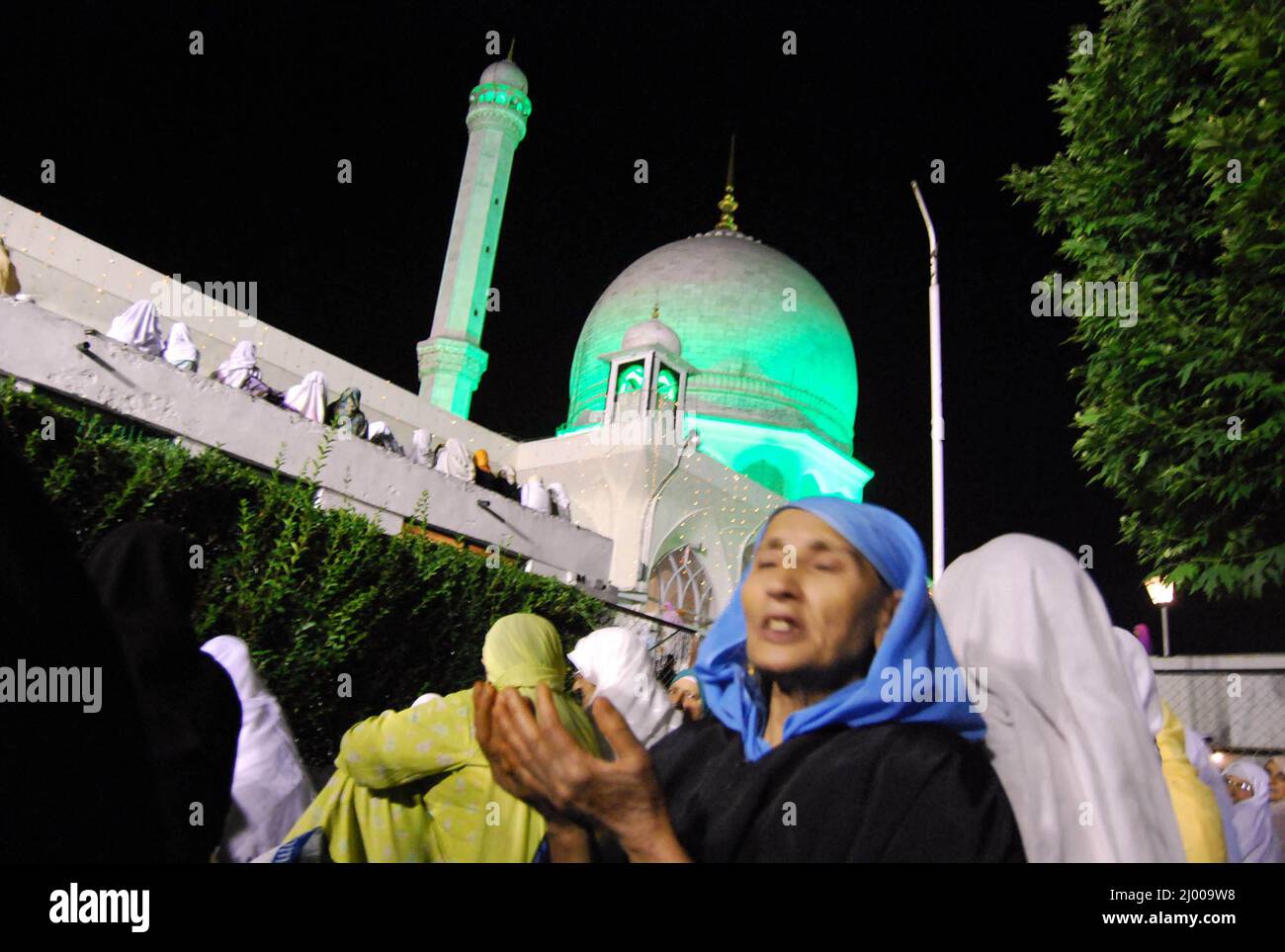 Les musulmans cachemiriens se rendent à la mosquée vénérée de Hazratbal pour participer aux prières nocturnes, à l'occasion du festival Mehraj-ul-Alam. Le sanctuaire Hazratbal est considéré comme le sanctuaire le plus vénéré par les musulmans cachemiriens, car il abrite la sainte relique du prophète Mahomet. Chaque année, des milliers de fidèles visitent le sanctuaire pour participer aux prières nocturnes. Srinagar, Cachemire. 30 juillet 2008. Banque D'Images