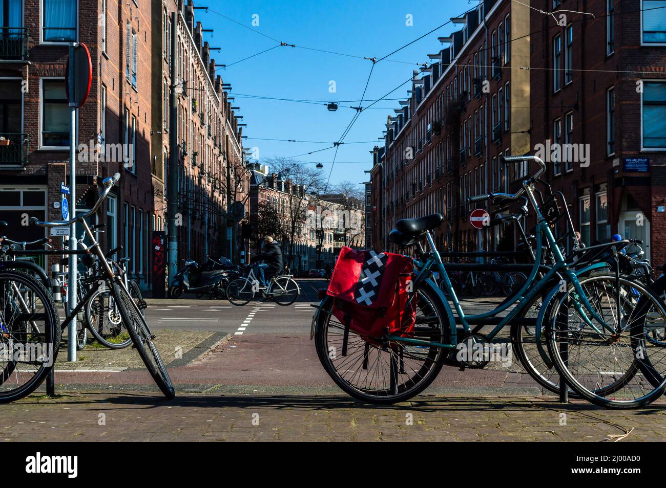 Amsterdam, pays-Bas, 5 mars 2022 : image d'un vélo avec des valises avec l'Amsterdam Crest Banque D'Images