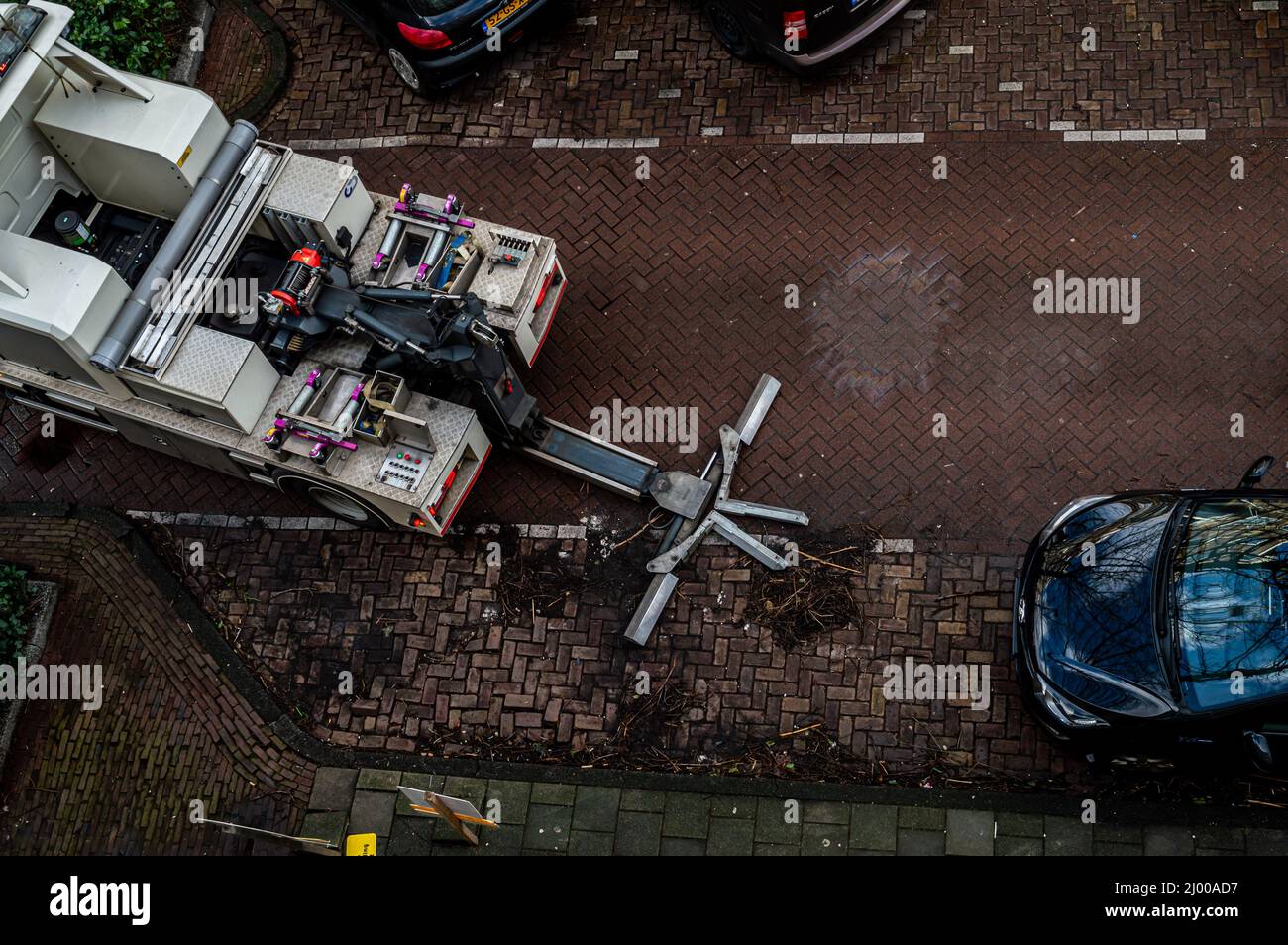 Amsterdam, pays-Bas 25 février 2022. Un camion de remorquage se prépare à enlever une voiture à Amsterdam, aux pays-Bas Banque D'Images