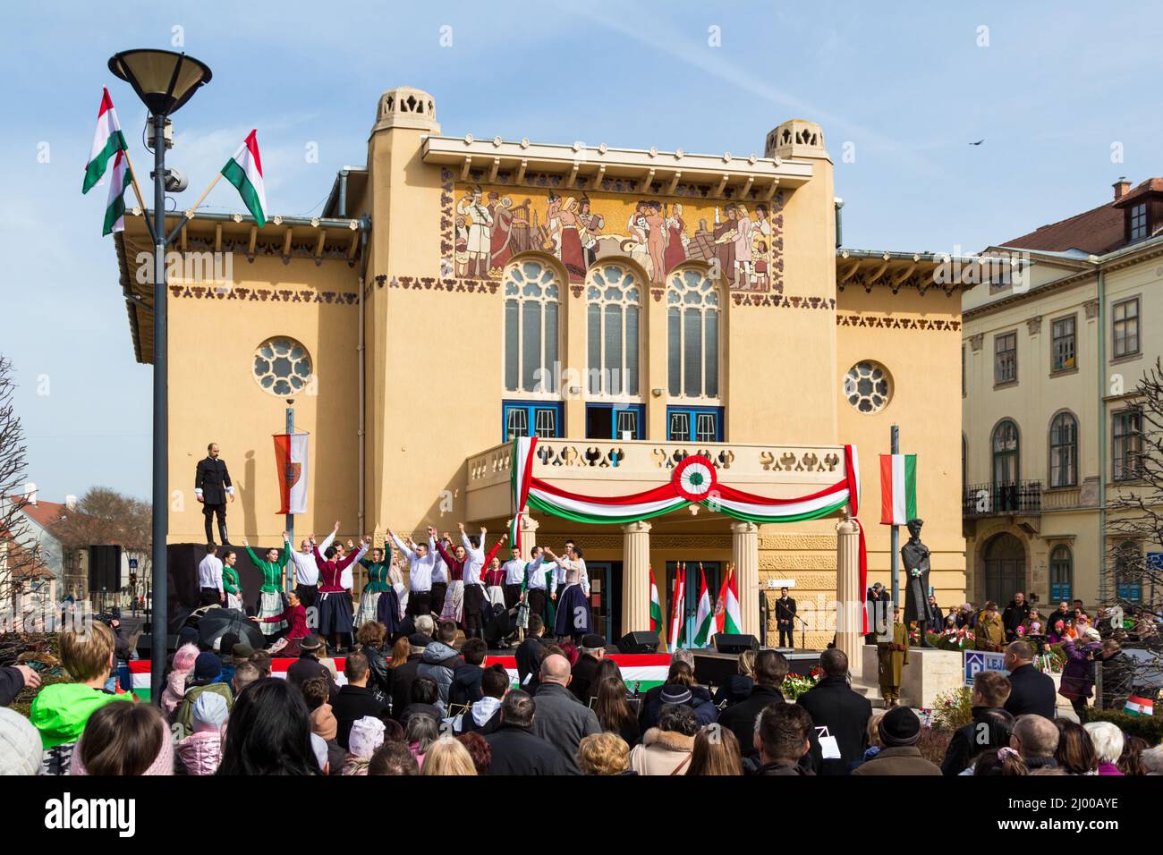 Célébration de la Révolution hongroise de 1848 à Petofi ter, Sopron, Hongrie, mars 15 2022. Représentation de Maros Muveszegyuttes Banque D'Images