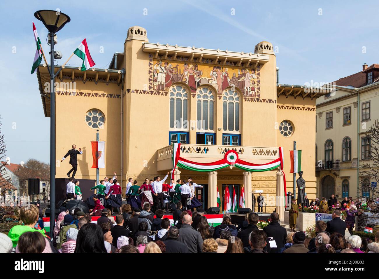 Célébration de la Révolution hongroise de 1848 à Petofi ter, Sopron, Hongrie, mars 15 2022. Représentation de Maros Muveszegyuttes Banque D'Images