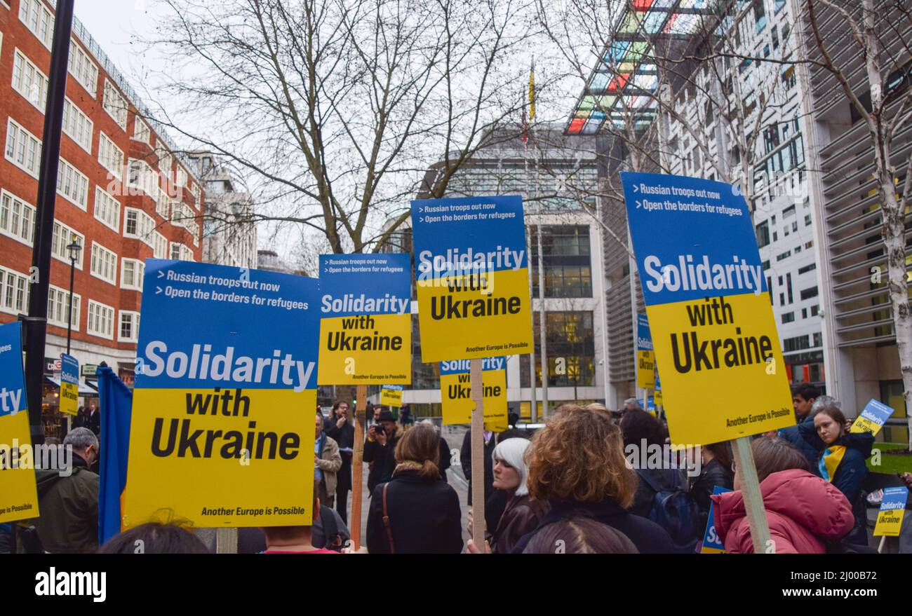 Londres, Royaume-Uni. 15th mars 2022. Les manifestants se sont rassemblés  devant le Home Office en solidarité avec l'Ukraine et ont appelé le  gouvernement britannique à renoncer aux demandes de visa pour les