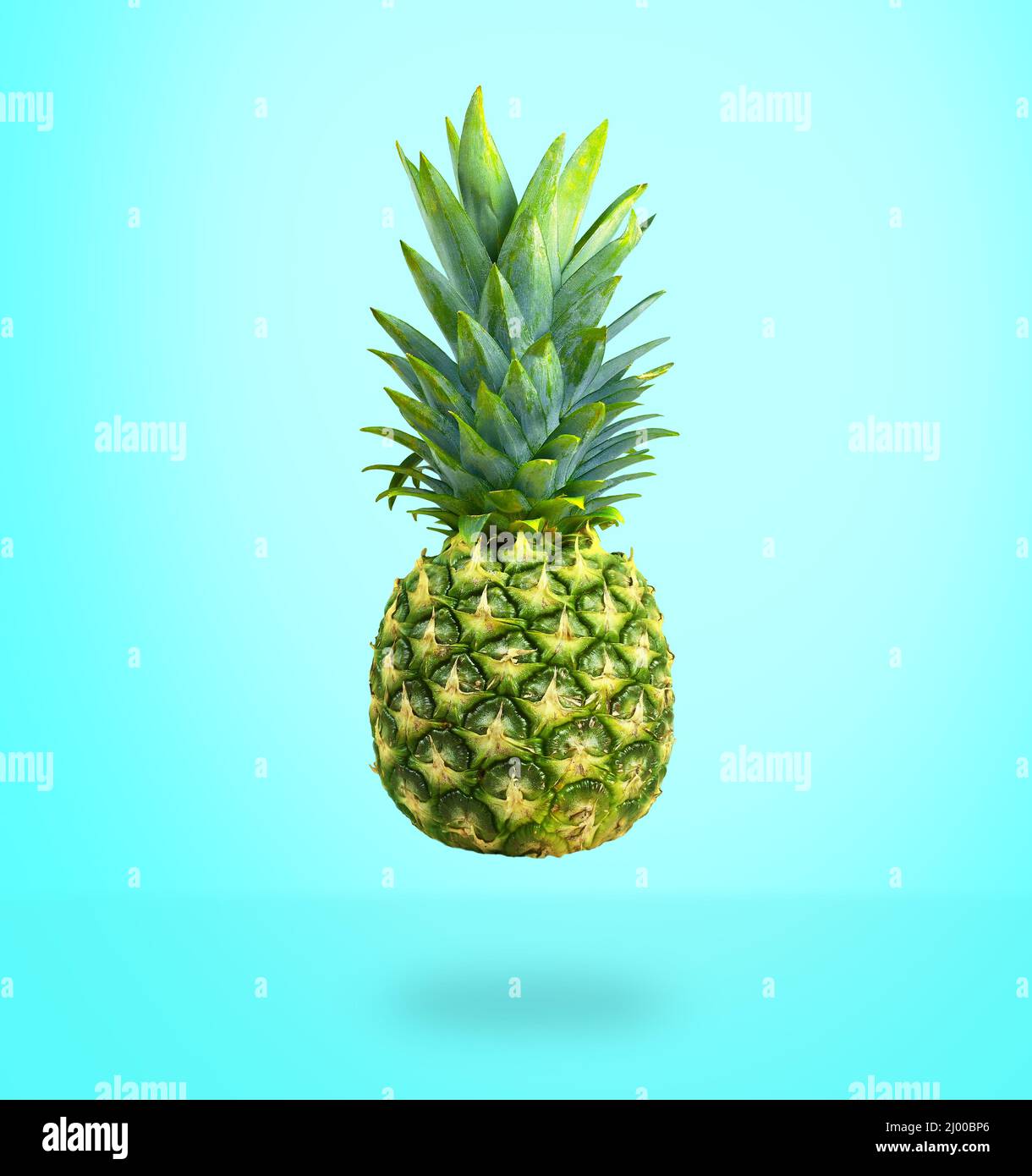 Ananas mûr sur fond bleu. Concept d'été. Banque D'Images