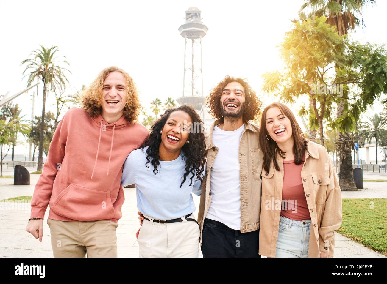 Selfie de groupe de jeunes gens joyeux regardant l'appareil photo à l'extérieur. Des couples souriants qui s'embrasent et s'amusent. Concept de communauté et de jeunesse Banque D'Images