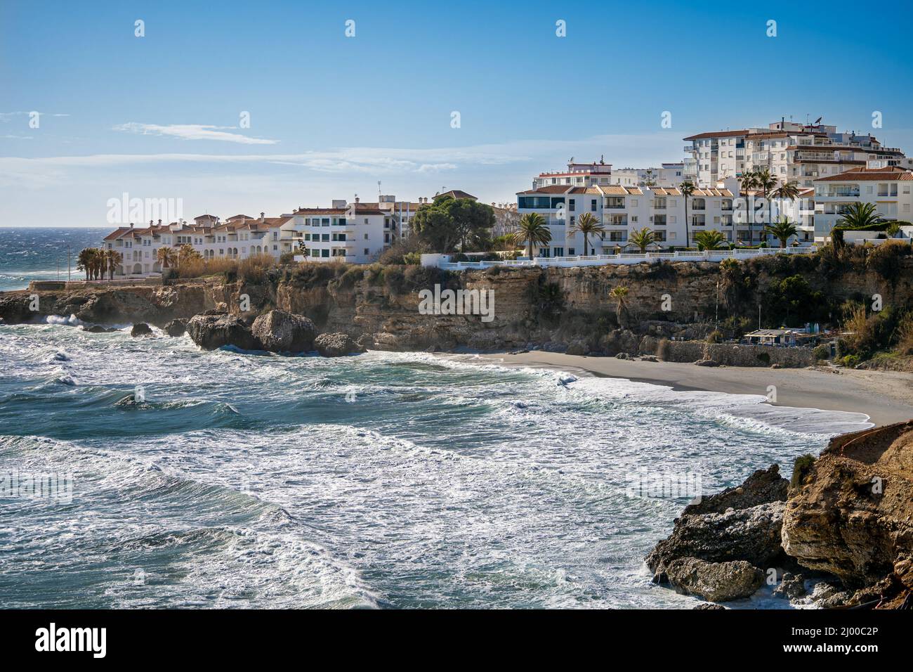 Vue sur la plage El salon à Nerja - Malaga - Costa del sol. Vue de 'balcon de Europa'. Beau paysage dans le sud de l'Espagne. Banque D'Images