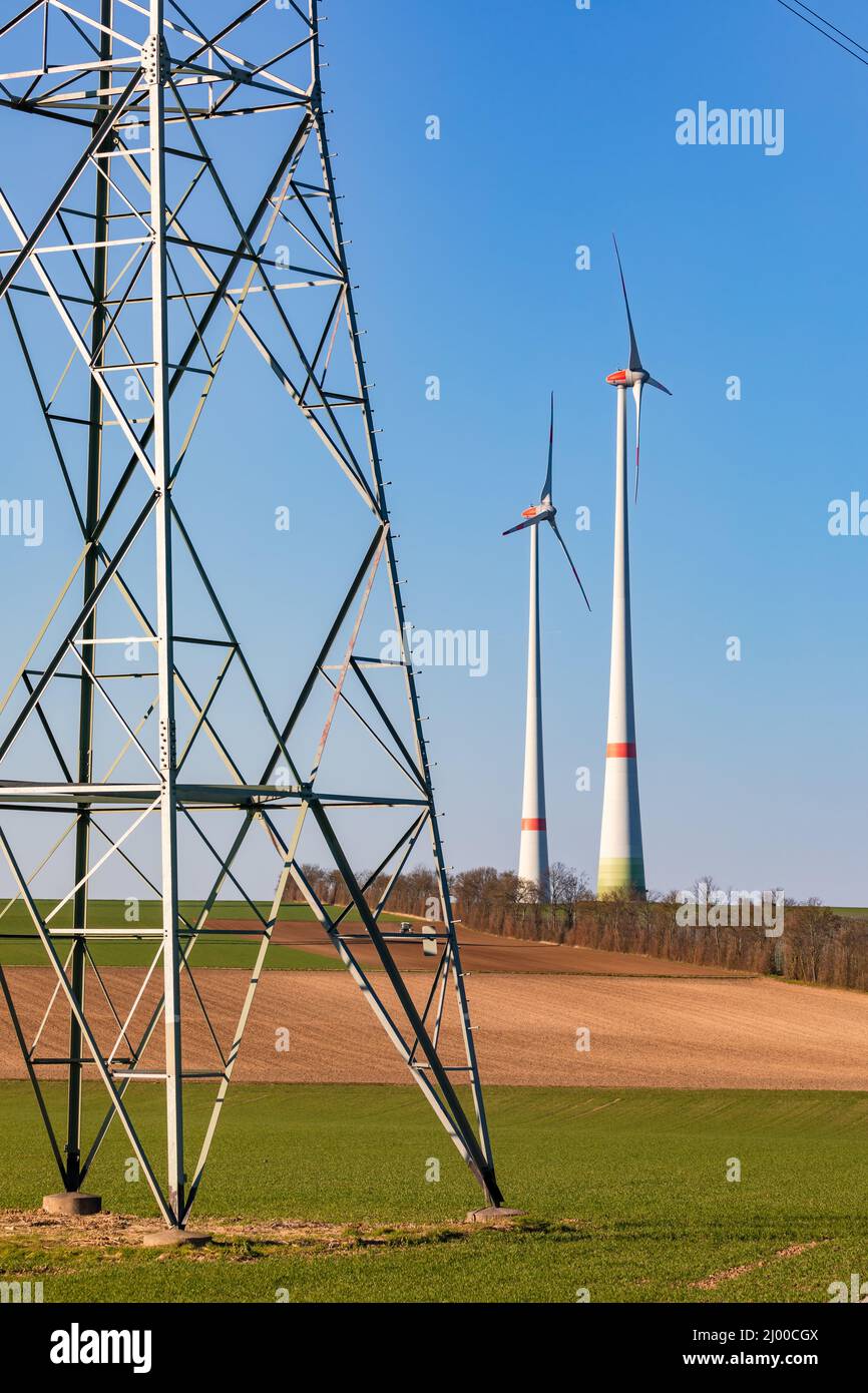 Une région rurale avec des éoliennes et des tours de transmission électrique en Allemagne Banque D'Images
