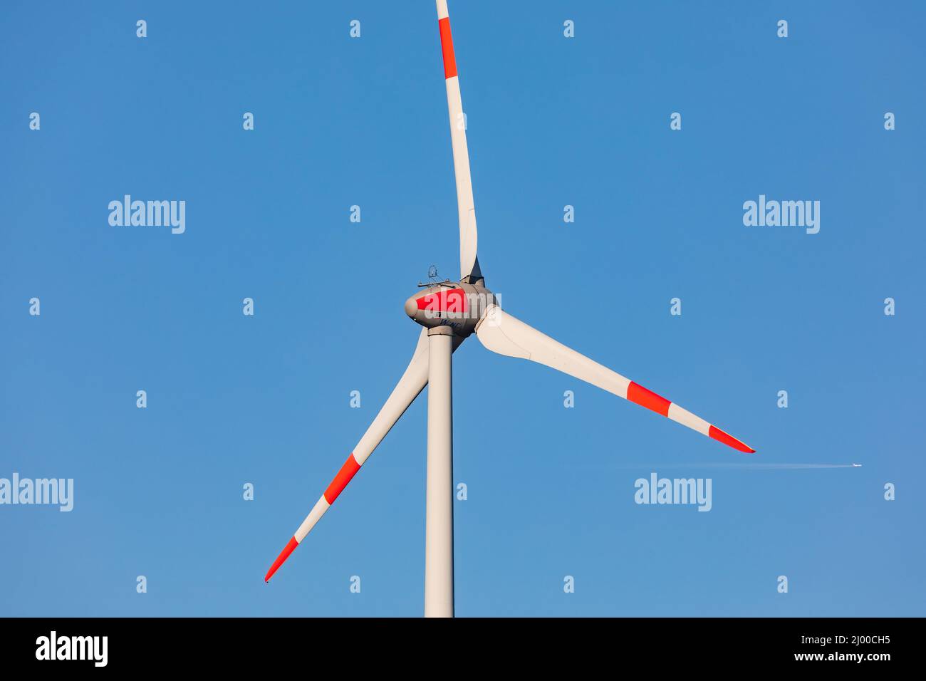 Les pales de rotor d'une éolienne contre un ciel bleu Banque D'Images