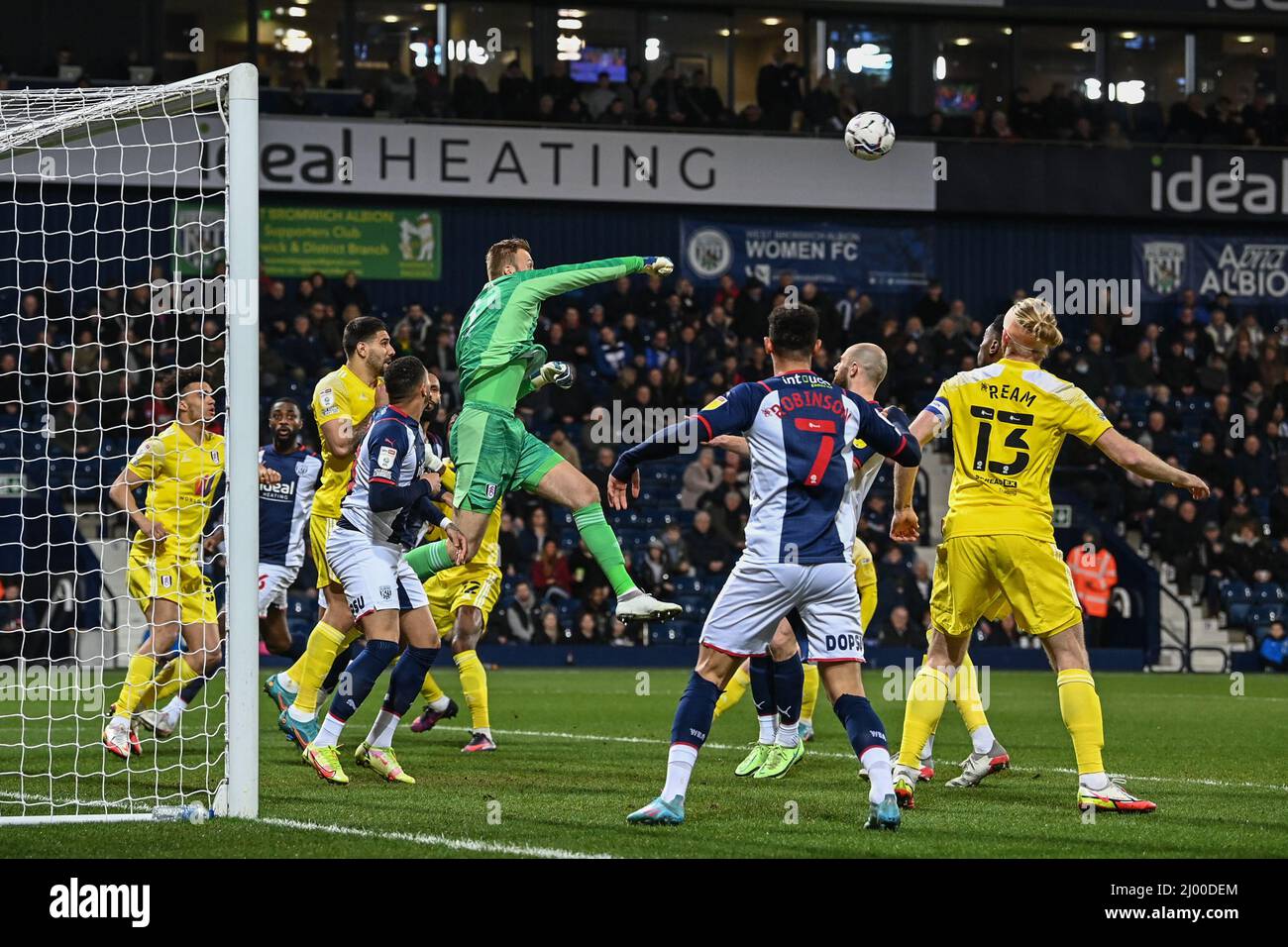 West Bromwich, Royaume-Uni. 15th mars 2022. Marek Rodak #1 de Fulham poinçons la balle à West Bromwich, Royaume-Uni, le 3/15/2022. (Photo de Craig Thomas/News Images/Sipa USA) crédit: SIPA USA/Alay Live News Banque D'Images