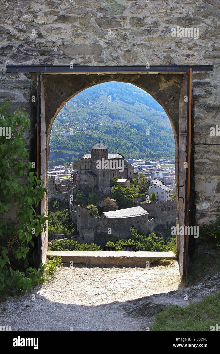 La basilique de la Valère est vue par l'entrée du château médiéval de Tourbillon à Sion, Valais, Suisse Banque D'Images