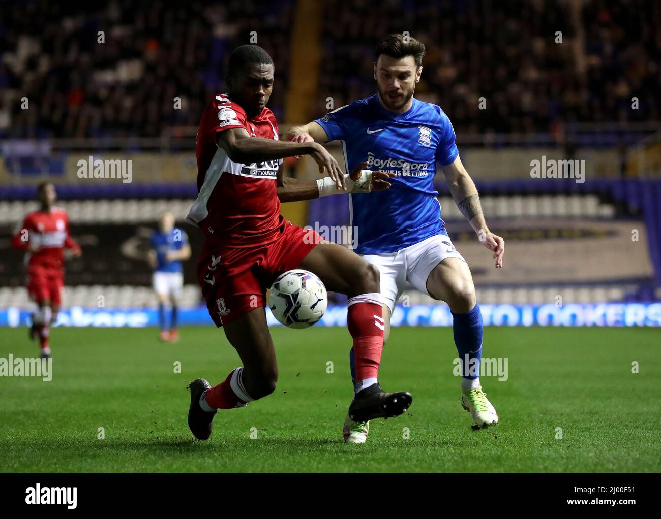 Anfernee Dijksteel de Middlesbrough (à gauche) et Scott Hogan de Birmingham City se battent pour le ballon lors du match du championnat Sky Bet à St. Andrew's, Birmingham. Date de la photo: Mardi 15 mars 2022. Banque D'Images