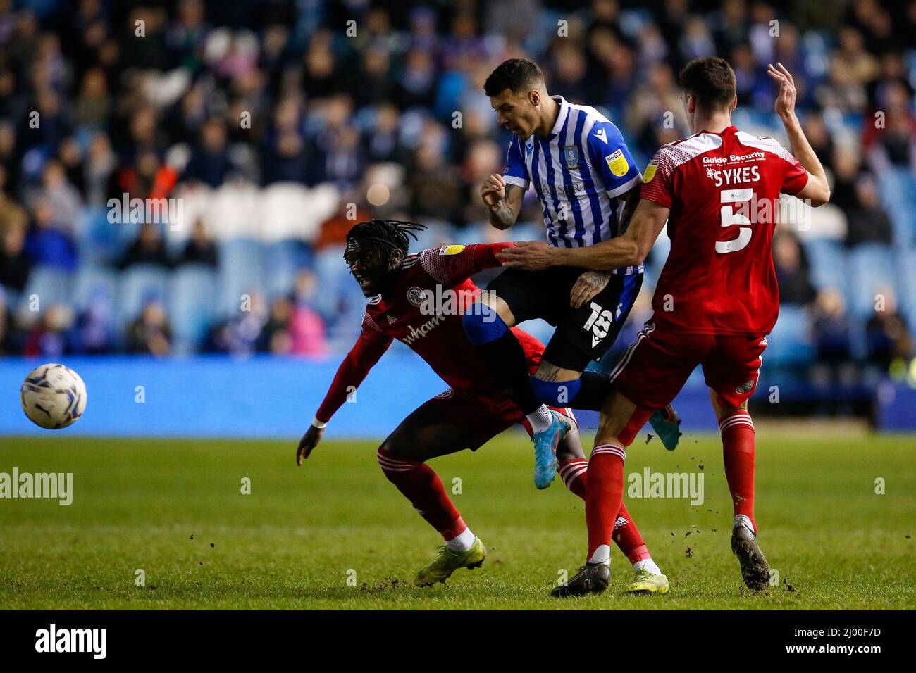 Rosaire Longelo #32 d'Accrington Stanley, Ross Sykes #5 d'Accrington Stanley et Marvin Johnson #18 de Sheffield mercredi Banque D'Images