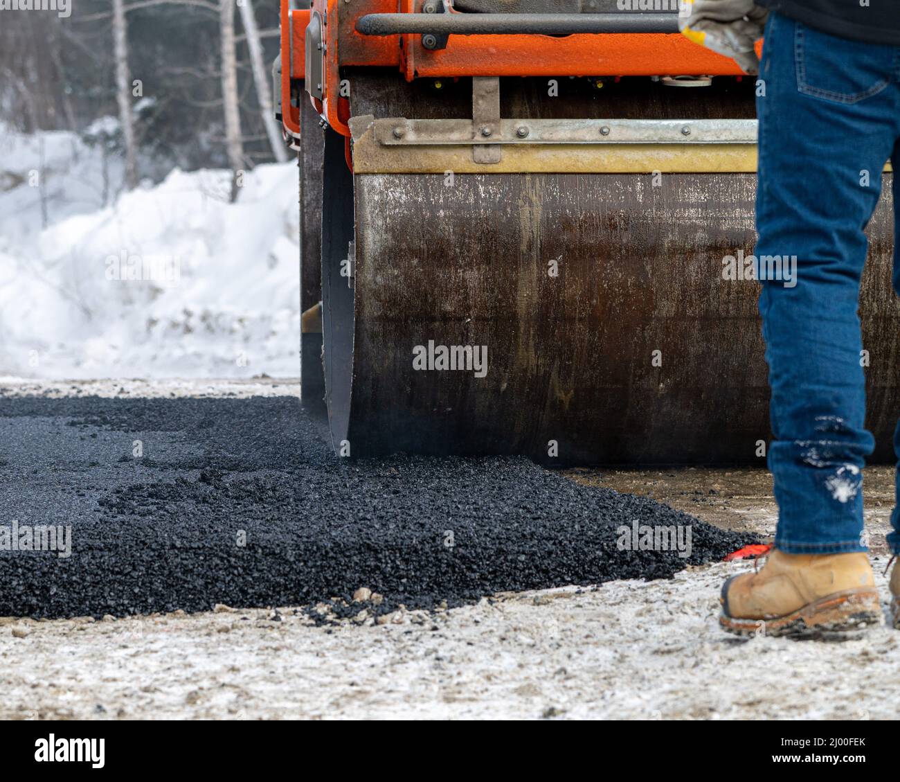 Pavage par temps froid avec un compacteur à rouleaux, en hiver Banque D'Images