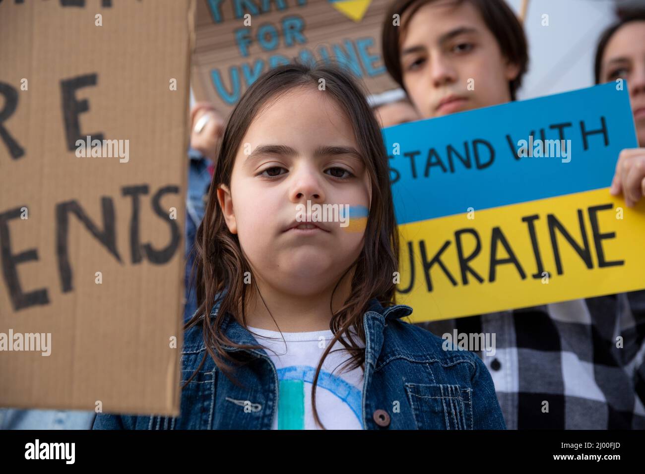 Des enfants à une manifestation en faveur du peuple ukrainien. Non à la guerre, à l'activisme et au mouvement des droits de l'homme. Banque D'Images