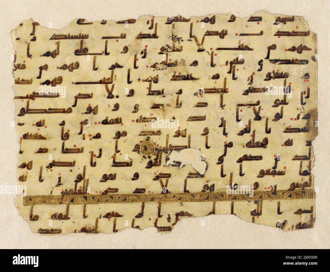 Page d'un manuscrit du Coran (68:29-43; 68:43-52, 69:1-4). Arabie, deuxième moitié du siècle 8th-début du siècle 9th. Manuscrits; folios. Encre, couleurs et or sur papier parchemin Banque D'Images