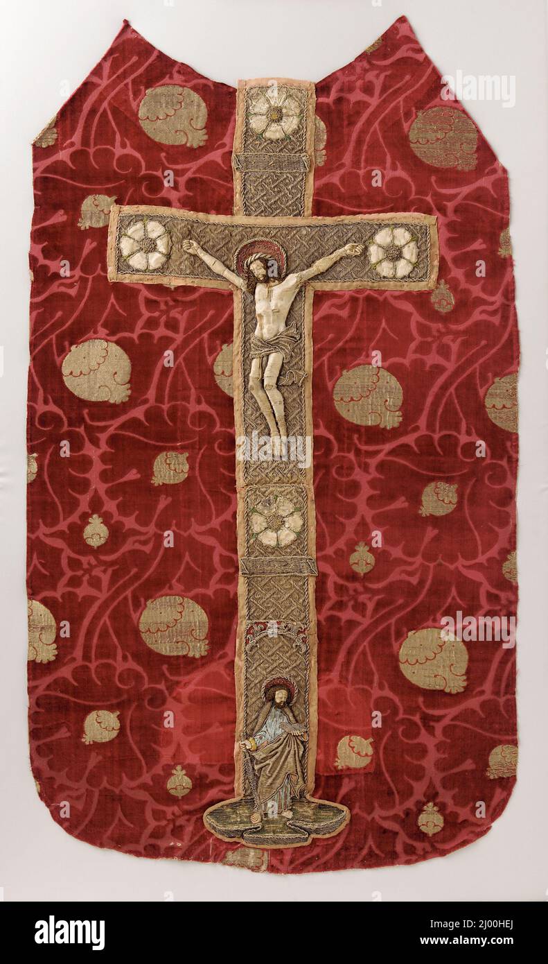 Arrière de chasuble. Velours d'Italie, de Florence ou de Venise; orphelinat brodé probablement d'Allemagne, de Bohême, textile: Fin du 14th siècle (velours); broderie: 1490-1510. Costumes; ecclésiastique. Velours découpé et vidé en soie, avec motif de trame supplémentaire discontinu de fil métallique (brocart), avec applique de lin à tissage Uni avec broderie de soie et de fil métallique et travail en relief Banque D'Images