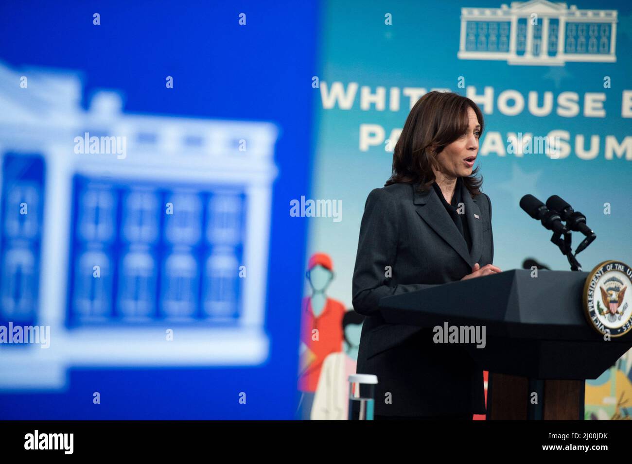 Washington, DC, Etats-Unis, 15/03/2022, la vice-présidente Kamala Harris s’exprime lors d’un sommet sur l’égalité des rémunérations où elle a annoncé des plans que l’administration Biden-Harris prend pour faire progresser l’équité salariale et promouvoir la sécurité économique des femmes à la Cour du Sud de la Maison Blanche à Washington, DC, le mardi 15 mars 2022. Photo de Bonnie Cash/Pool/ABACAPRESS.COM Banque D'Images