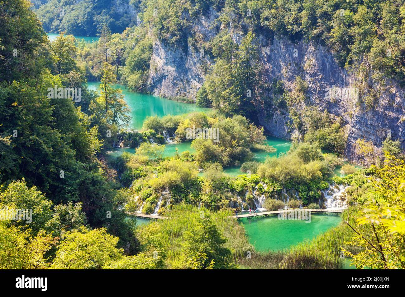 Vue majestueuse sur l'eau turquoise par beau temps. Scène pittoresque et magnifique. Attraction touristique populaire. Emplacement célèbre station Plitvice Lakes Natio Banque D'Images