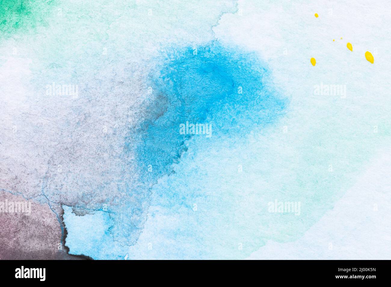 Gros plan d'un dégradé abstrait d'aquarelle bleu clair et noir qui remplit l'arrière-plan de taches d'aquarelle. Fond de papier blanc texturé plein format Banque D'Images