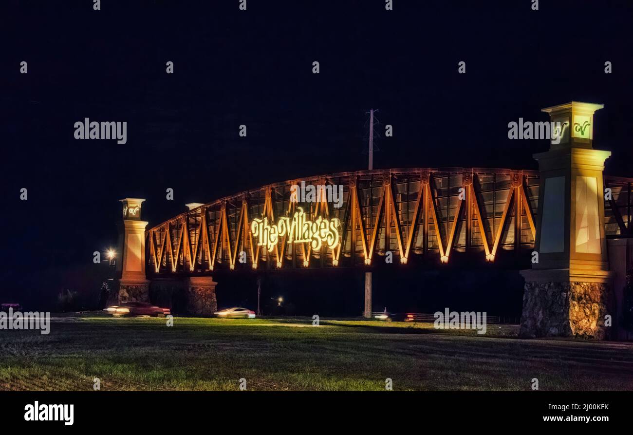 Le pont de voiturette de golf des villages traversant la route 44 de Floride la nuit Banque D'Images