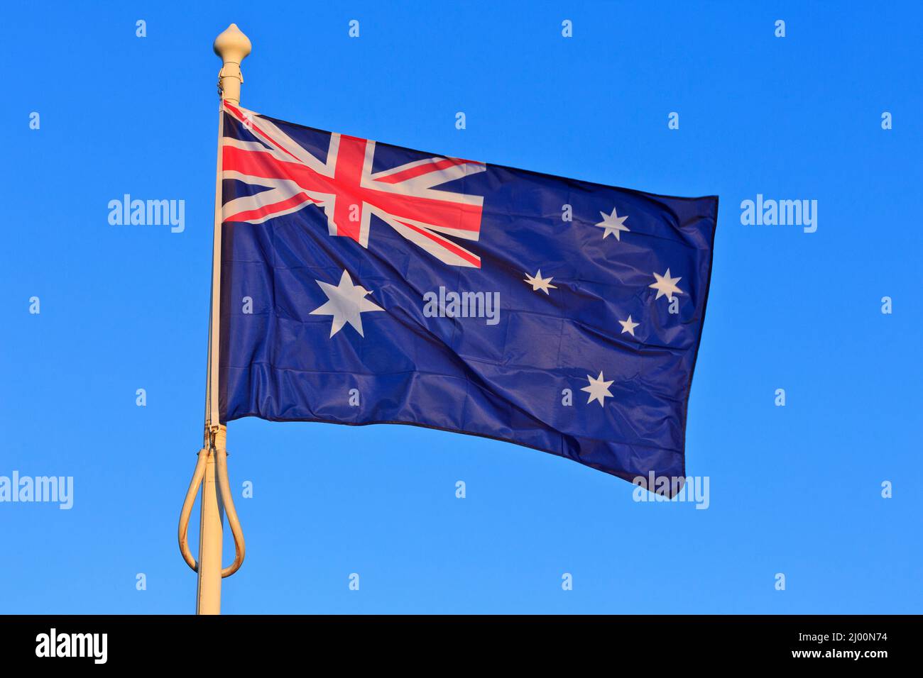 Le drapeau de l'Australie volant fièrement au-dessus de la première Guerre mondiale Australian Memorial Park à Fromelles (Nord), France Banque D'Images