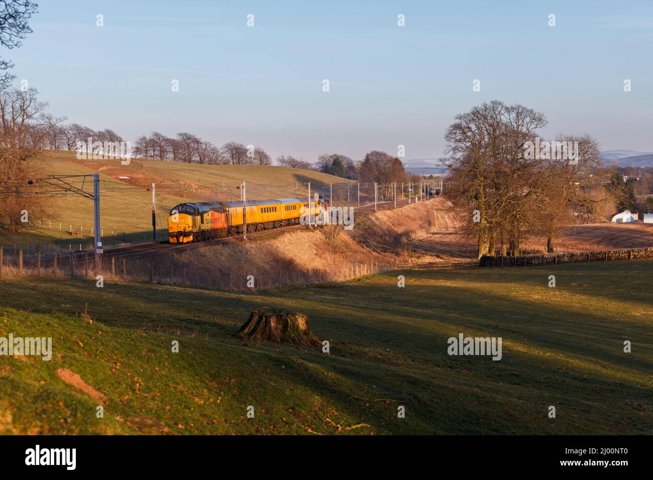 2 locomotives Colas Railfreight de classe 37 passant par Cleghorn, Lanark, sur la ligne principale de la côte ouest, avec un train d'essai de surveillance de l'infrastructure ferroviaire du réseau Banque D'Images