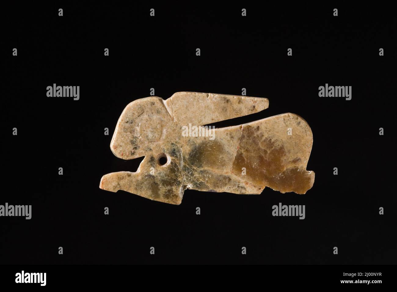 Pendentif (Peishi) sous forme de lapin. Chine, fin de la dynastie Shang, phase Anyang, ou début de la dynastie de Zhou occidental, environ 1100-950 avant J.-C. Bijoux et accessoires; pendentifs. Jade abrasé Banque D'Images