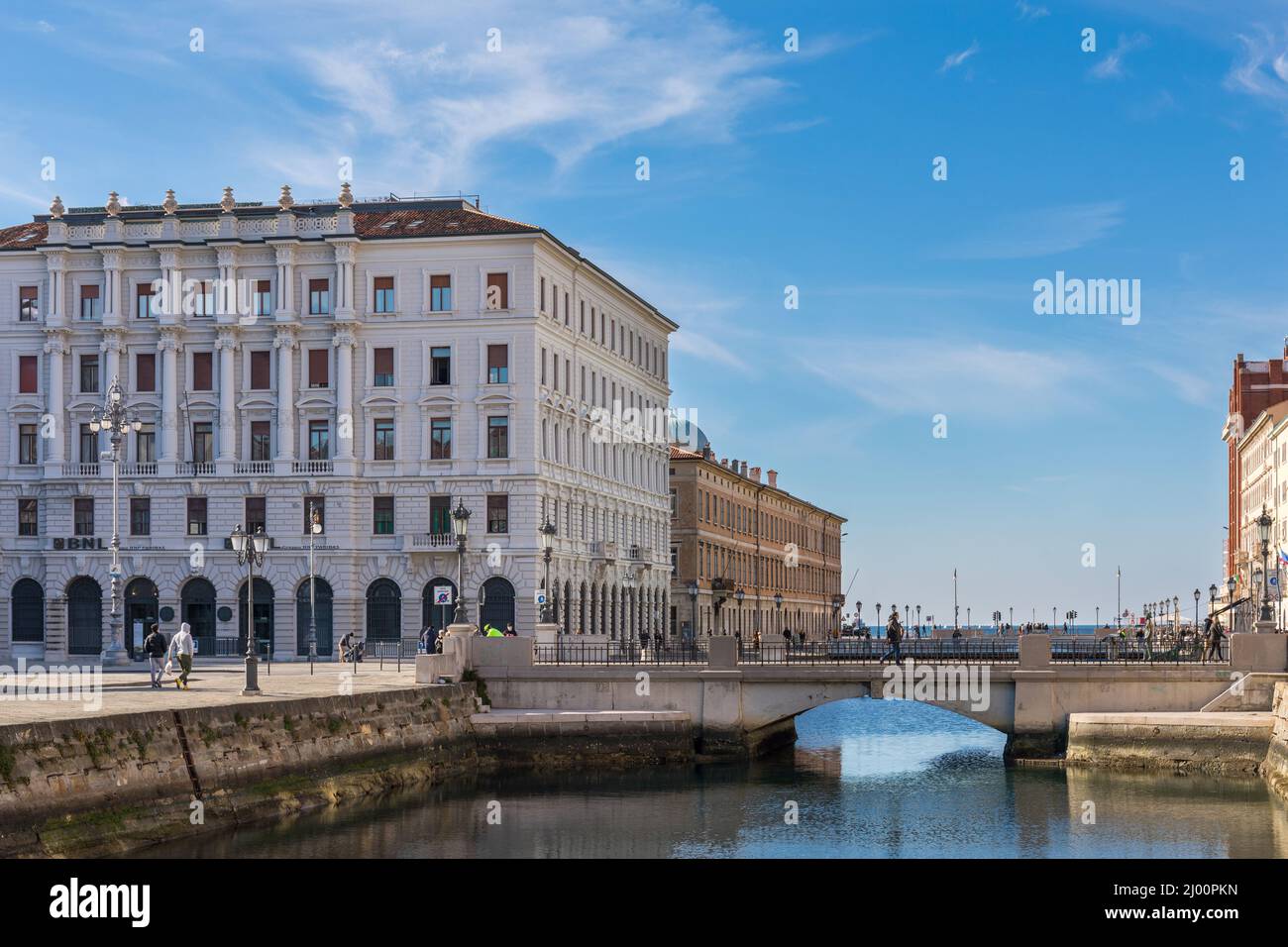 Pont Ponte Rosso et bâtiments historiques près du Canal Grande, Trieste, Friuli Venezia Giulia, Italie Banque D'Images