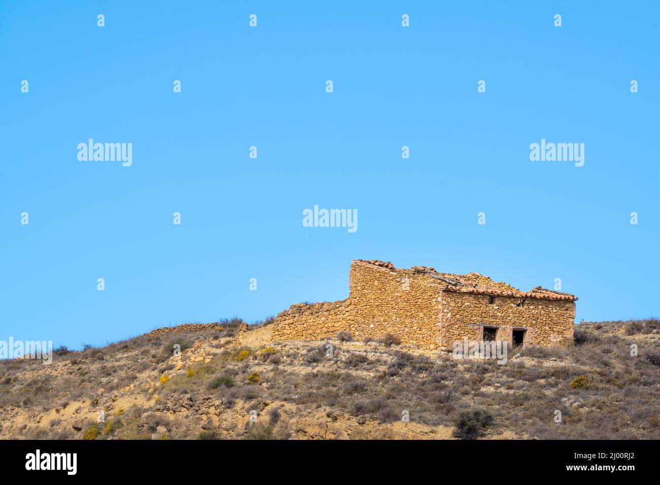 Ruiné vieille maison de campagne espagnole sur la colline et le ciel bleu Banque D'Images