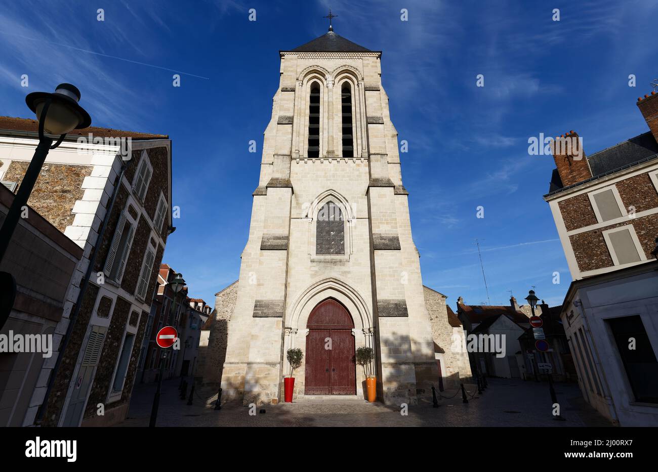 La cathédrale Saint-Spire Corbeil est une église catholique romaine située dans la ville de Corbeil-Essonnes, en France. L a structure actuelle a été construite en 1437. Banque D'Images