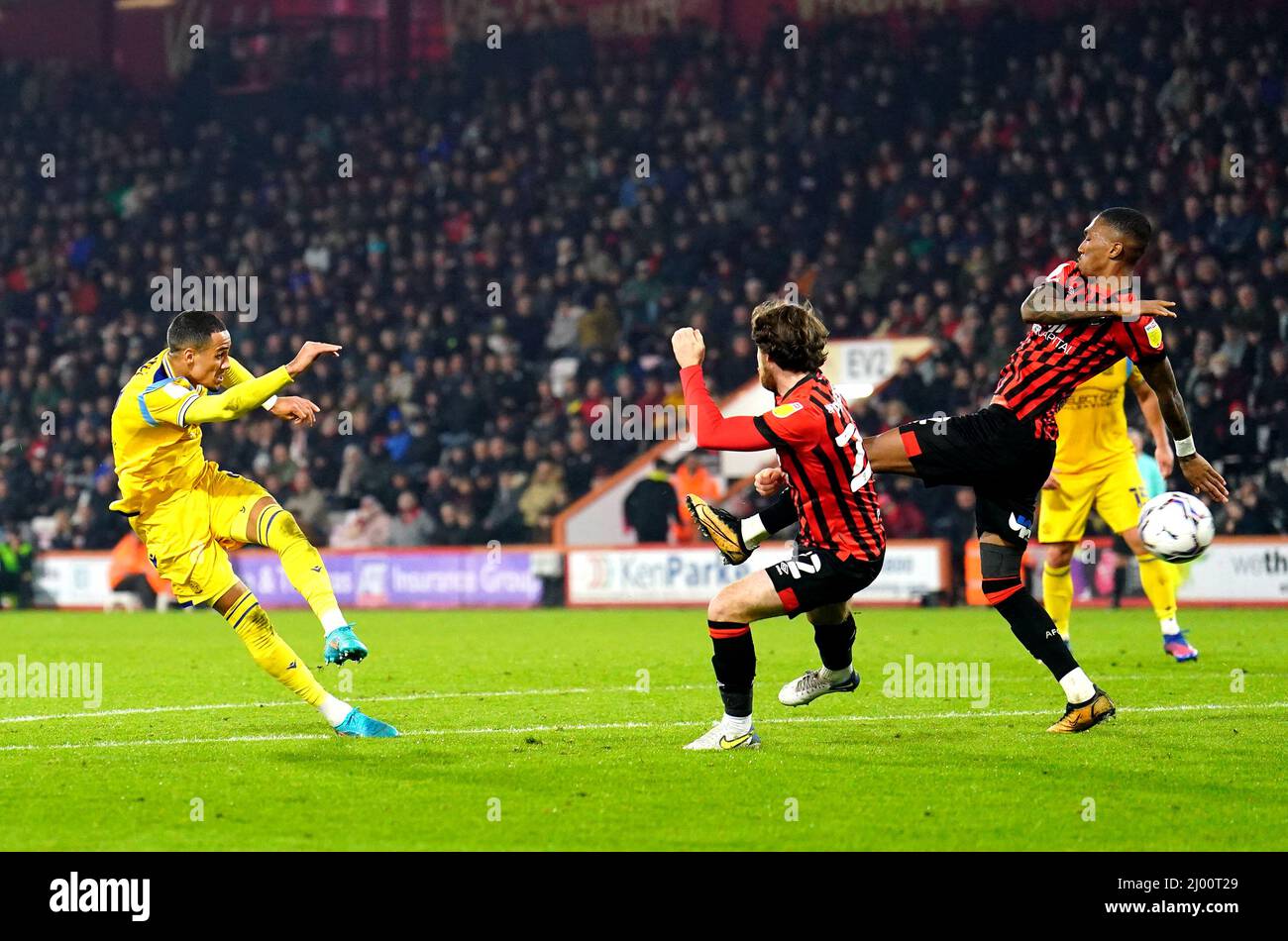 Tom Ince de Reading (à gauche) marque le premier but de son côté lors du match du championnat Sky Bet au stade Vitality, à Bournemouth. Date de la photo: Mardi 15 mars 2022. Banque D'Images