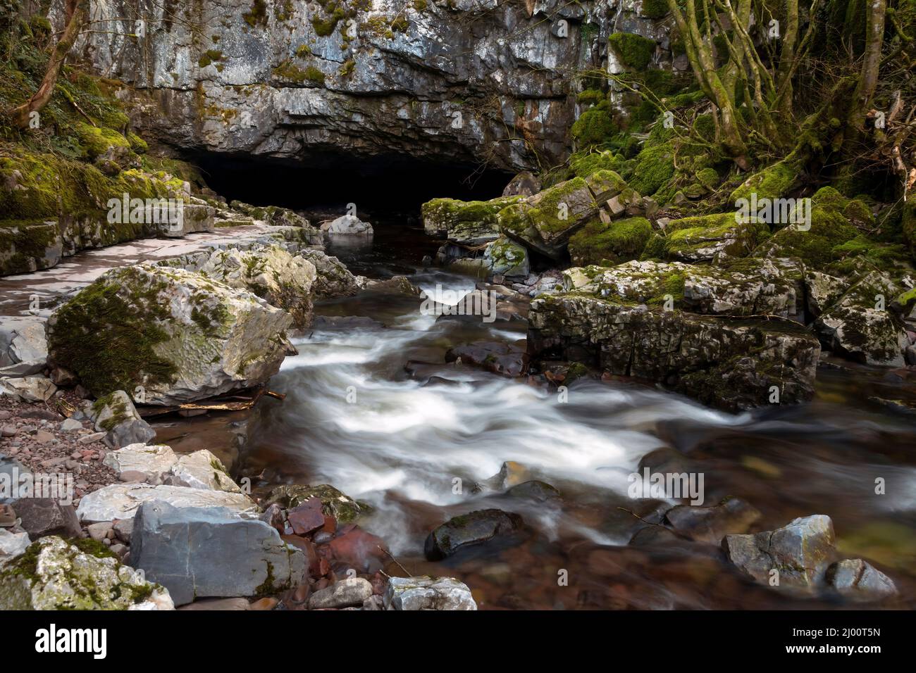 Porth Ogyr la plus grande entrée de grotte du pays de Galles, située dans les Brecon Beacons près du village d'Ystradfellte, au sud du pays de Galles, au Royaume-Uni Banque D'Images