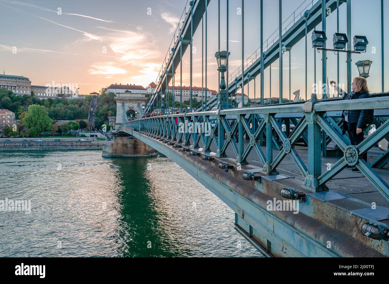 Budapest, Hongrie - octobre 4 2018: Coucher de soleil avec le pont de la chaîne et avec Buda, le côté ouest de la ville, en arrière-plan. Banque D'Images
