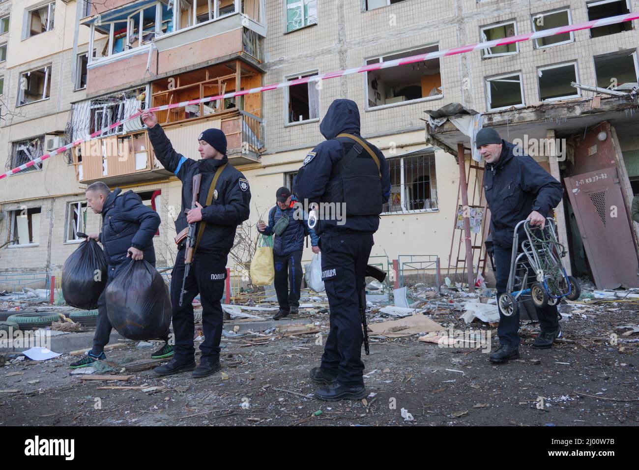 2022 l'invasion russe de l'Ukraine a bombardé des bâtiments qui ont détruit des réfugiés de guerre. Une bombe à roquette attaque la Russie contre des ruines de bâtiments de destruction de guerre en Ukraine Banque D'Images
