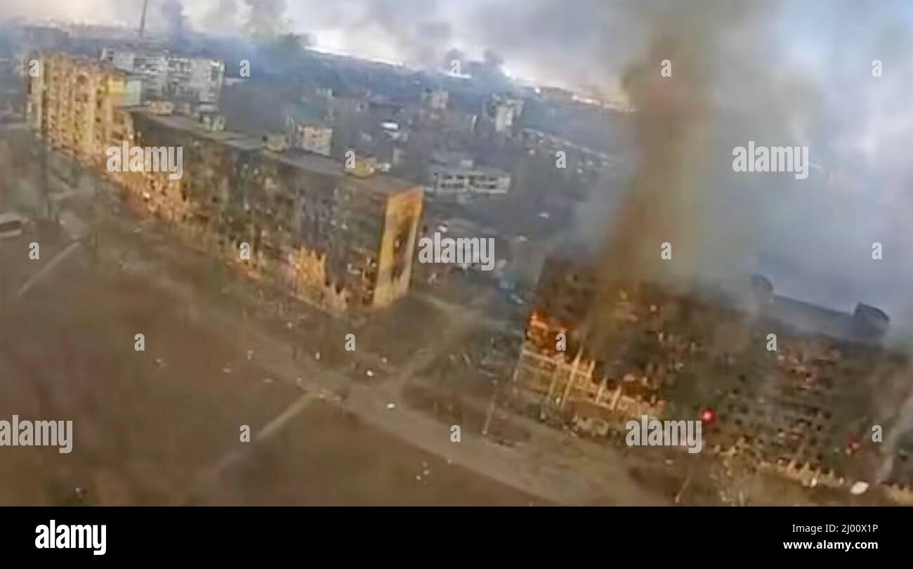 MARIOUPOL, dans le sud-est de l'Ukraine, filmé à partir d'un drone à la  mi-mars lors du bombardement par la Russie Photo Stock - Alamy