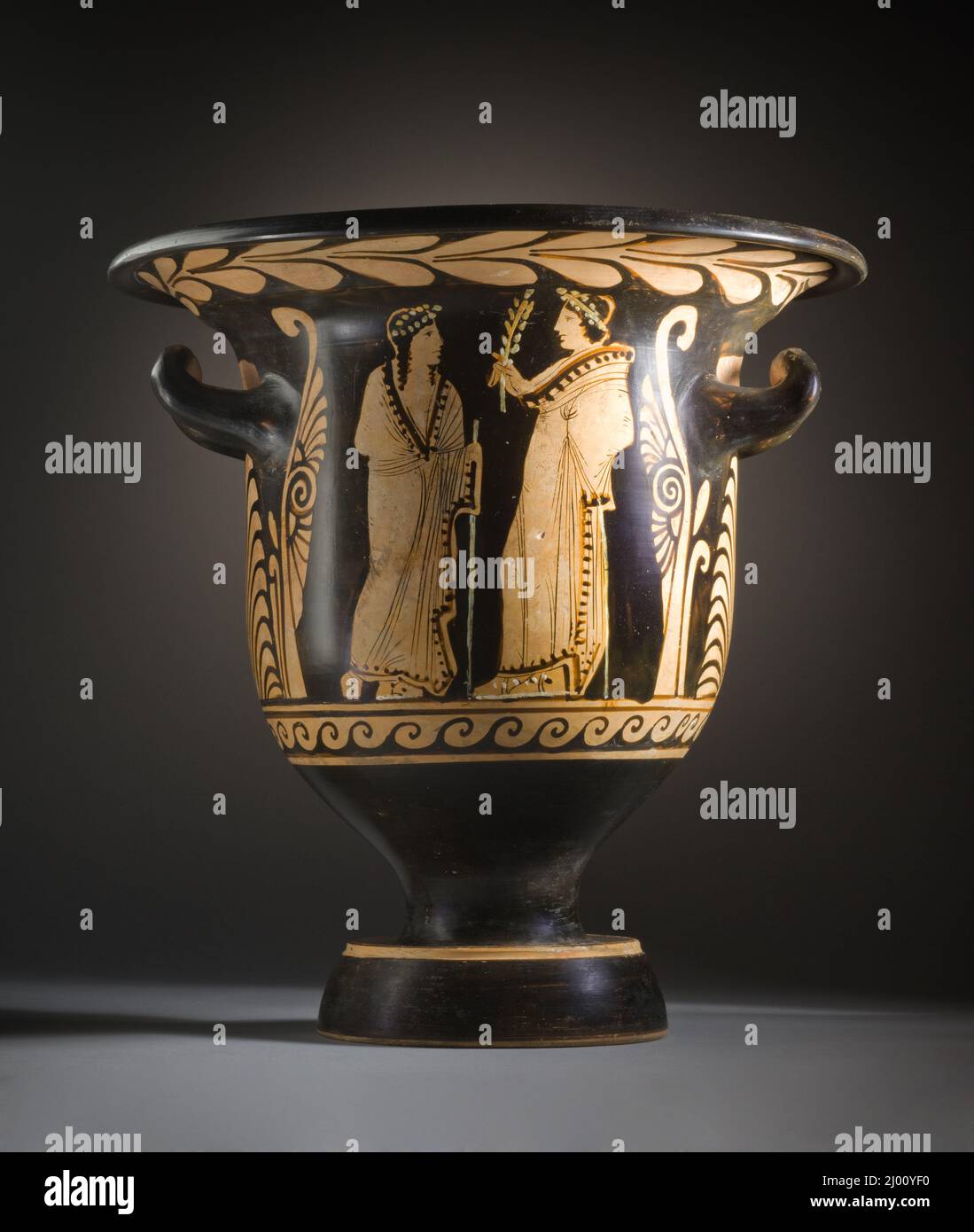 Bell-Kratter avec un Satyr âgé suivi de Young Dionysos. Attribué à Python (Grèce, Italie du Sud, Paestan, actif au milieu du 4th siècle avant J.-C.). Italie du Sud, Paestum, vers 350-325 av. J.-C. Ameublement; service de chambre. Céramique rouge avec peinture rouge, jaune et blanche et lavage brun Banque D'Images