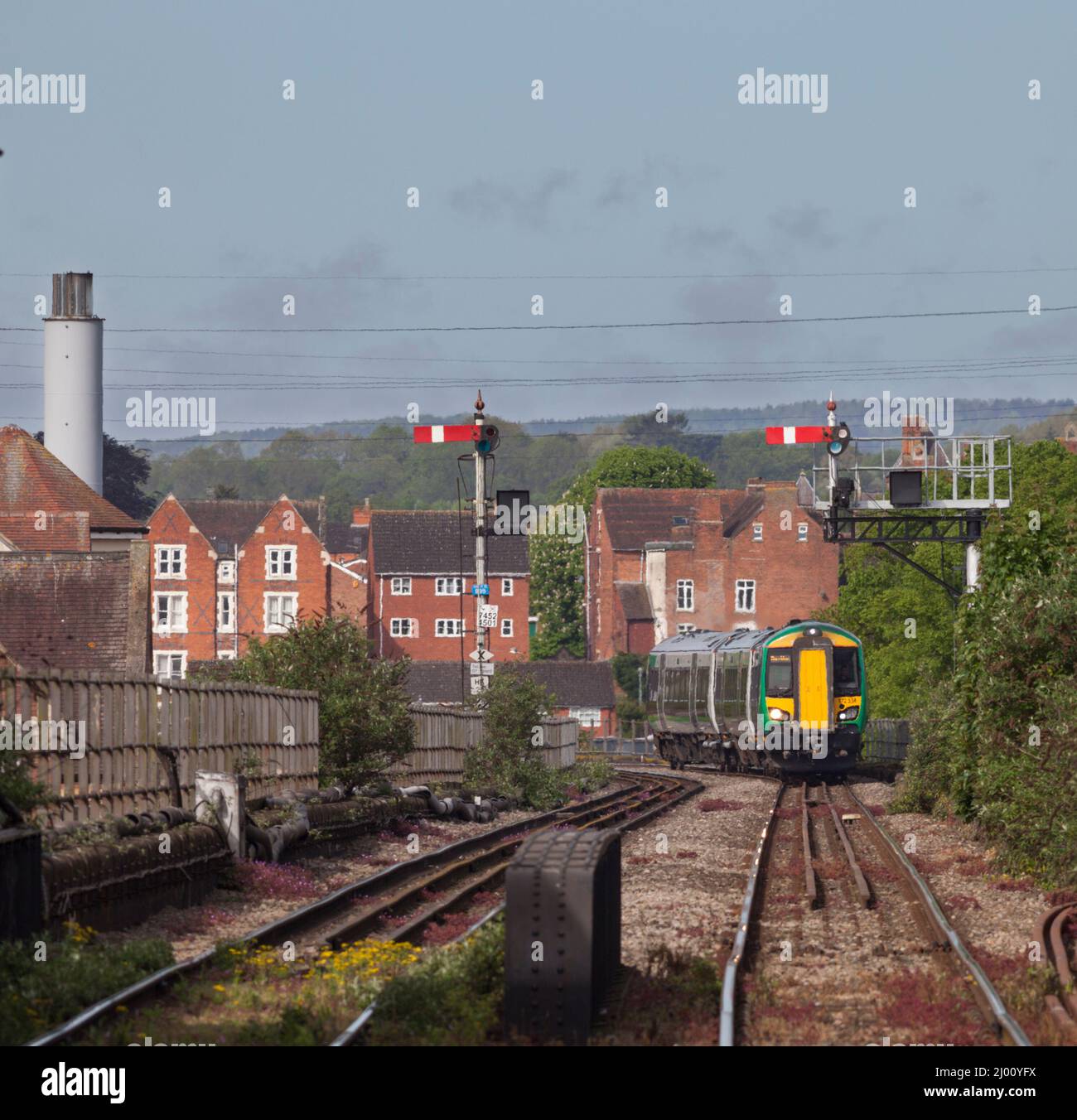 West Midlands Railway classe 172 Bombardier Turbostar train arrivant à Worcester avec des signaux de grand sémaphore de train ouest du quadrant inférieur Banque D'Images