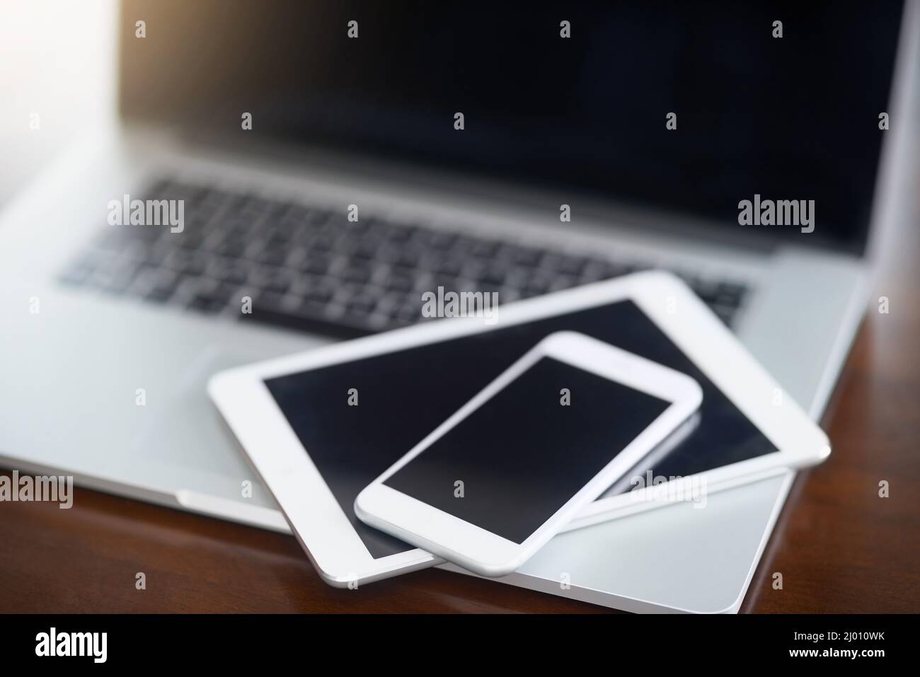 Appareils numériques prêts à l'emploi. Prise de vue en grand angle de divers appareils numériques sur une table. Banque D'Images