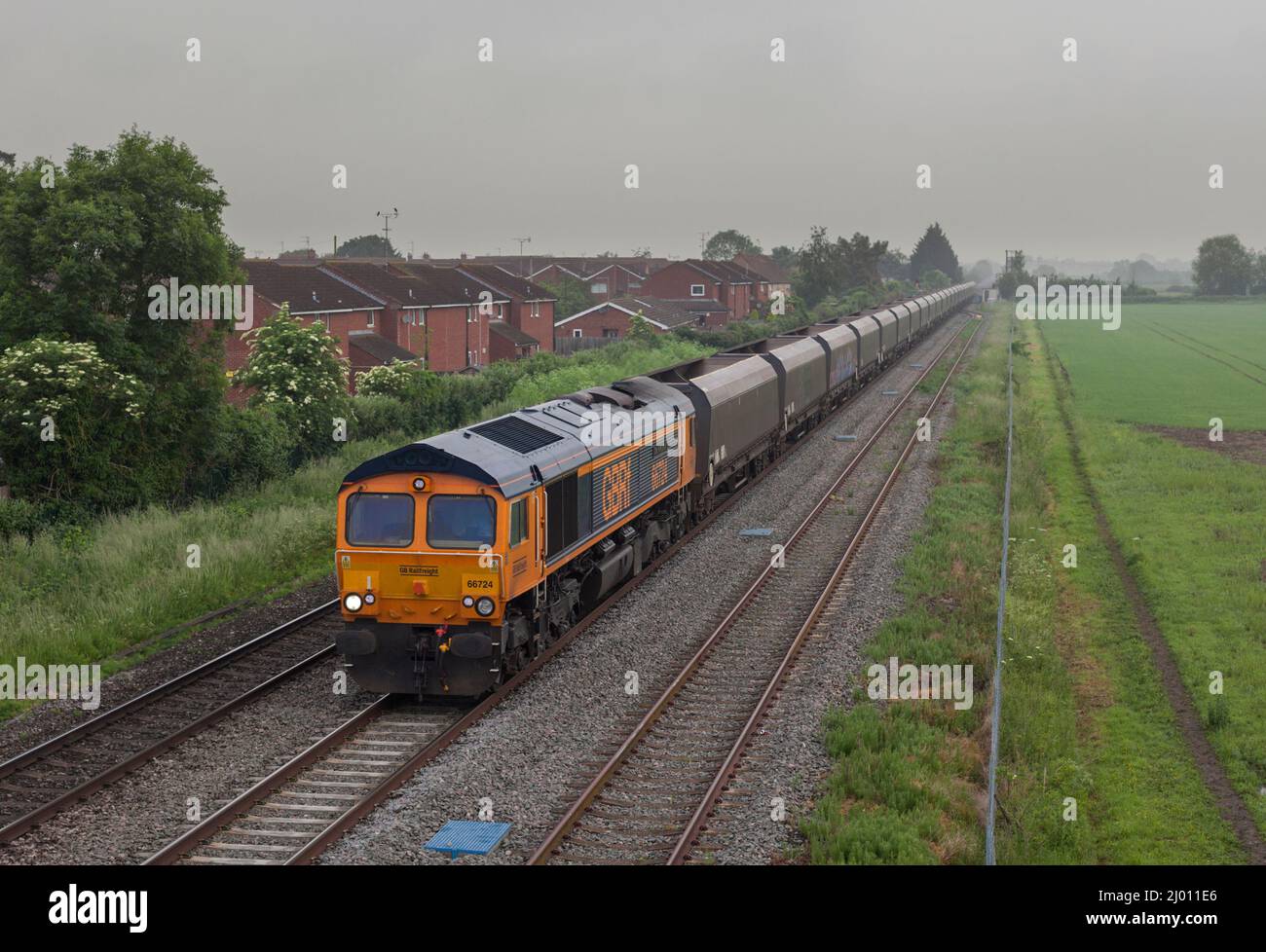 GB Railfreight classe 66 locomotive 66724 passant Ashchurch pour Tewkesbury avec un train de fret de wagons de charbon vides Banque D'Images