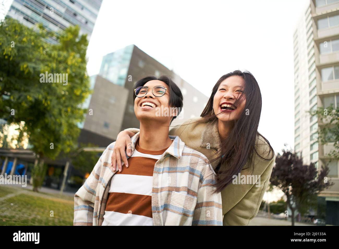 Bon couple asiatique en voyage de noces. Selfie de touristes chinois souriants en vacances dans la ville d'Europe. Culture de la jeunesse et mode de vie moderne. Banque D'Images