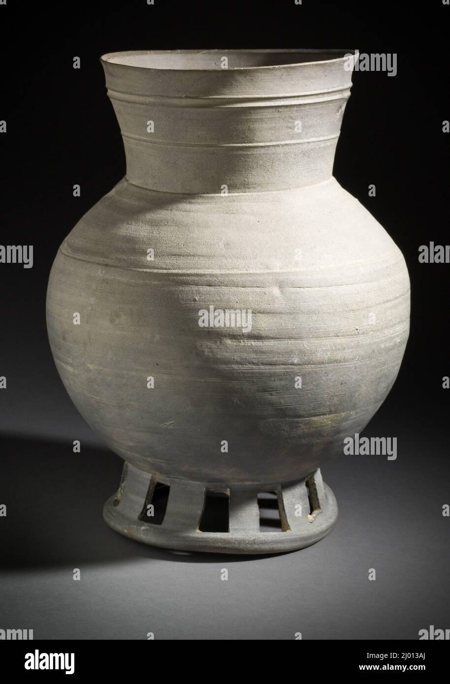 Bol avec pied annulaire percé. Corée, période des trois royaumes, ancien Royaume de Silla (57 B.C.-A.D. 668), 5th-7th siècle. Ameublement; service de chambre. Grès coulé et coupé sur roues Banque D'Images