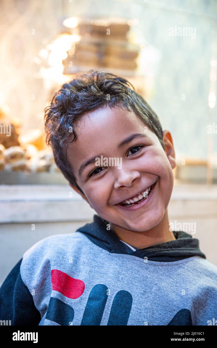 Jeune garçon souriant dans la médina (vieille ville) de Tunis, Tunisie Banque D'Images