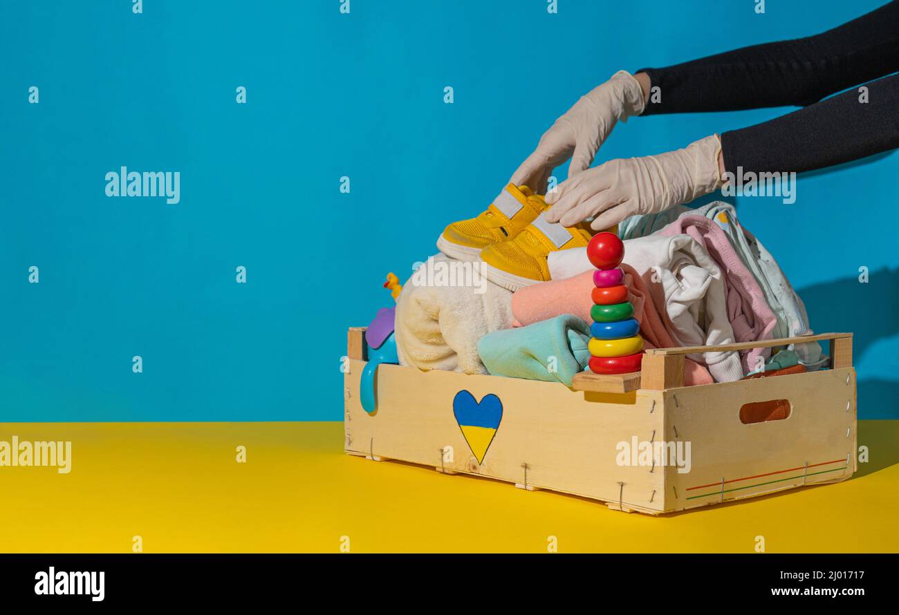 Boîte de dons avec des objets pour enfants et des jouets pour les réfugiés ukrainiens. Banque D'Images