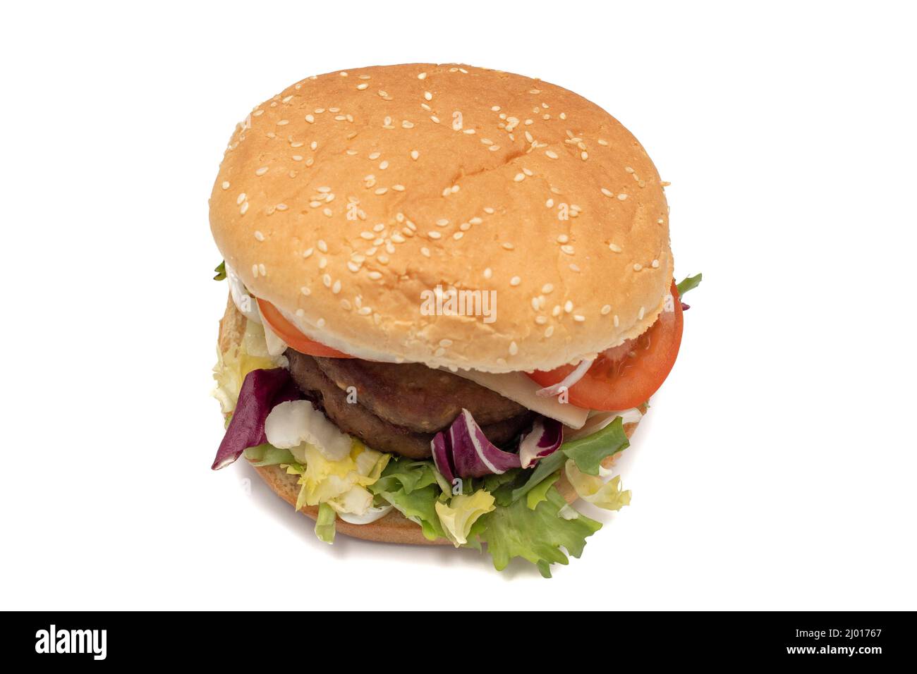 Un double hamburger de viande, avec les ingrédients, laitue, chou, concombre, tomate, oignon, fromage, ketchup, mayonnaise. Isolé sur fond blanc. Un Banque D'Images