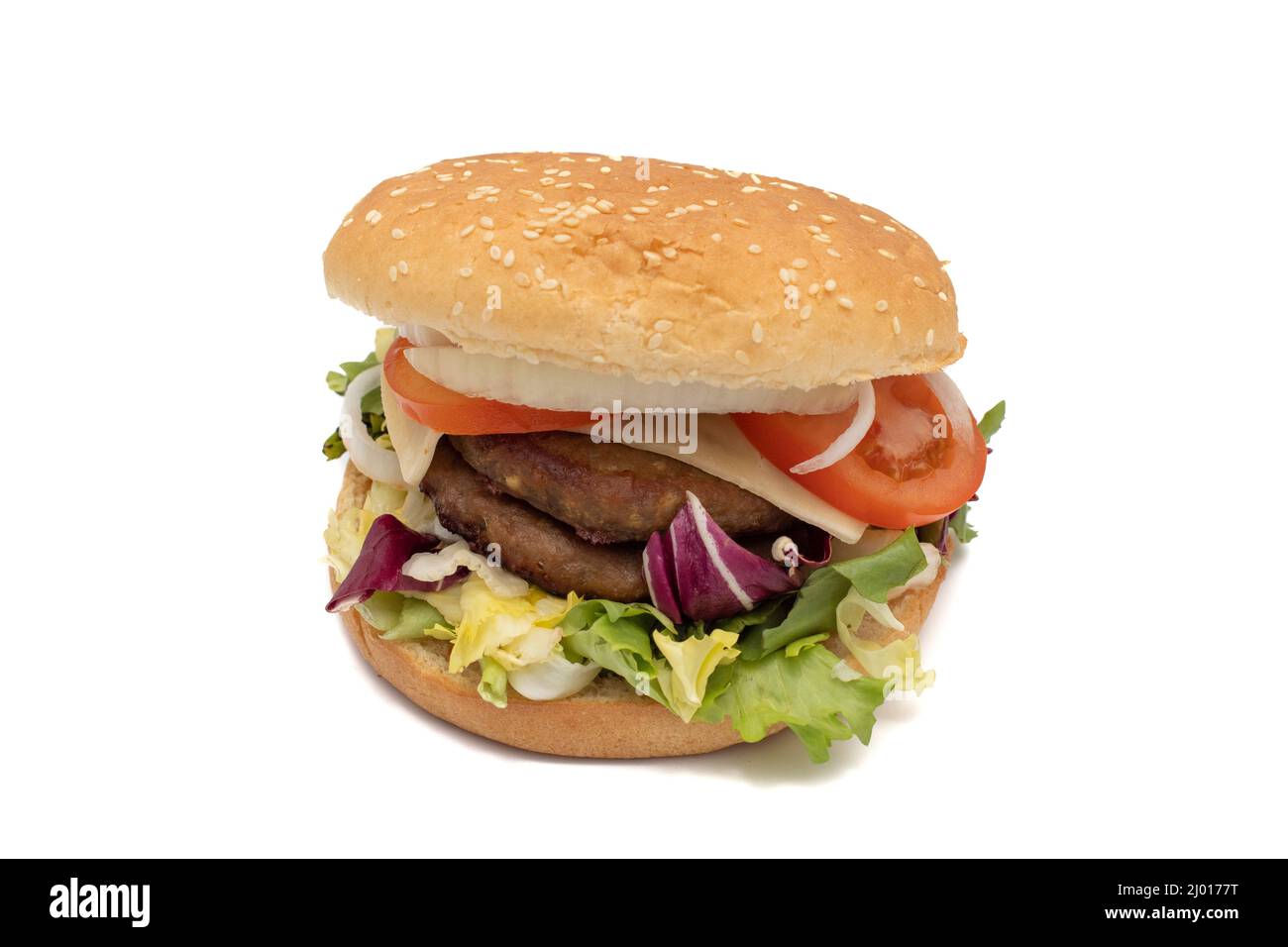 Un double hamburger de viande, avec les ingrédients, laitue, chou, concombre, tomate, oignon, fromage, ketchup, mayonnaise. Isolé sur fond blanc. Un Banque D'Images