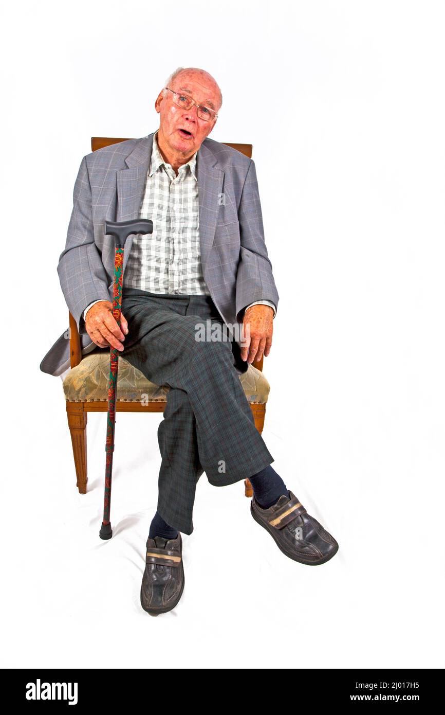 Friendly senior homme assis dans son fauteuil Banque D'Images