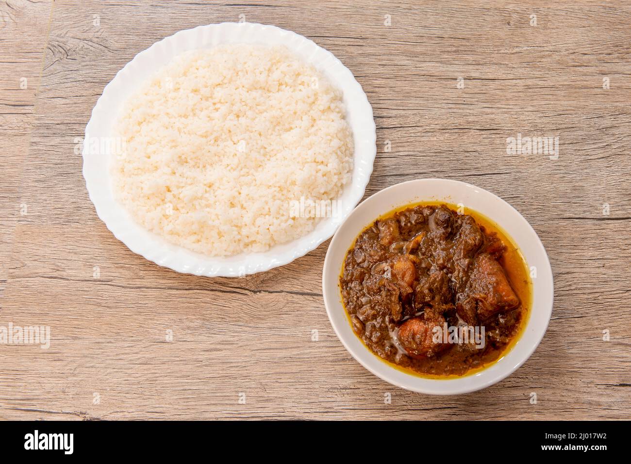 Voici un autre plat très populaire parmi les Sénégalais: Thiou Curry. Tandis que certains le préparent avec du boeuf et des légumes, d'autres préfèrent Banque D'Images