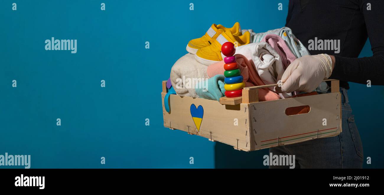 Boîte de dons avec des objets pour enfants et des jouets pour les réfugiés ukrainiens. Banque D'Images