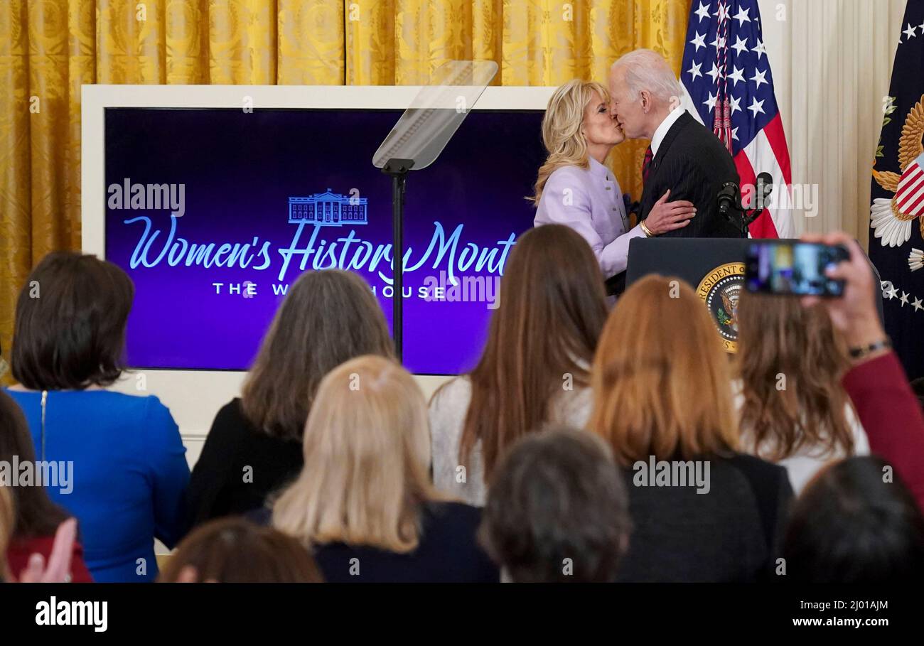 Washington, États-Unis. 15th mars 2022. La première dame, le Dr Jill Biden et le président Joe Biden Kiss, lors d'un événement de la Journée de l'égalité de rémunération, pour célébrer le mois de l'histoire de WomenÕs dans la salle est de la Maison Blanche à Washington, DC, le mardi 15 mars 2022. Photo par Leigh Vogel/Pool/Sipa USA crédit: SIPA USA/Alay Live News Banque D'Images